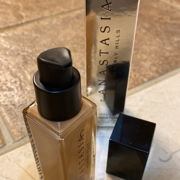 Anastasia Beverly Hills Luminous Foundation in 370W - Picture 5 of 5